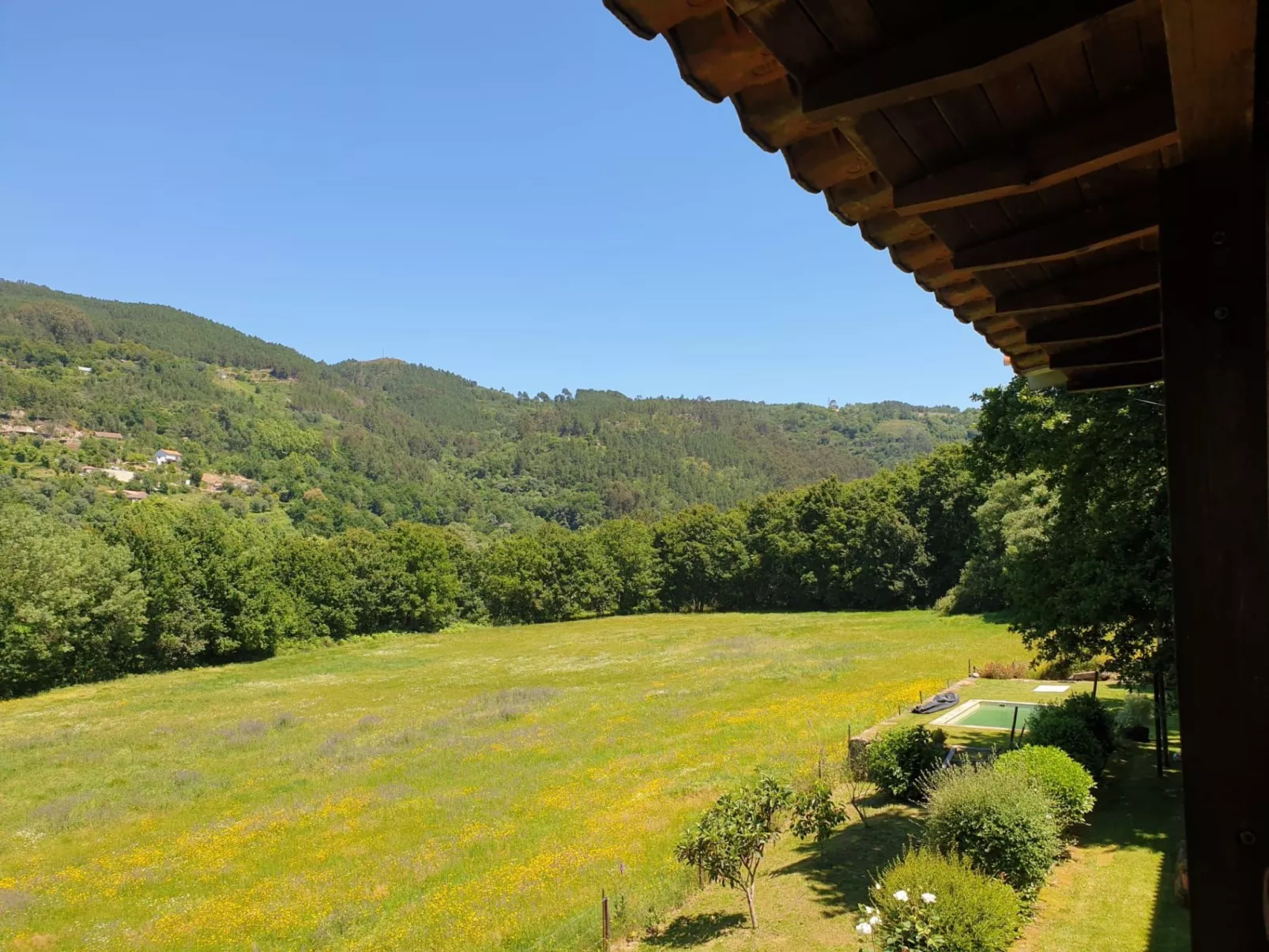 Haus jenseits des Flusses-Draußen