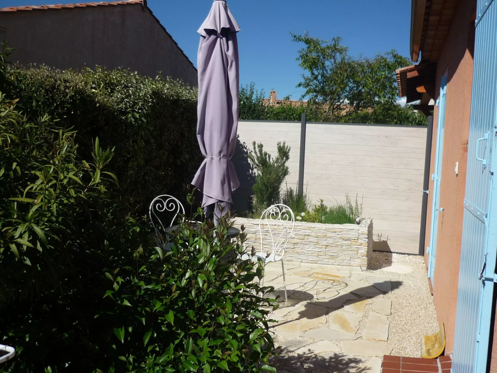 Komfortables Ferienhaus mit Gemeinschaftspool-Draußen