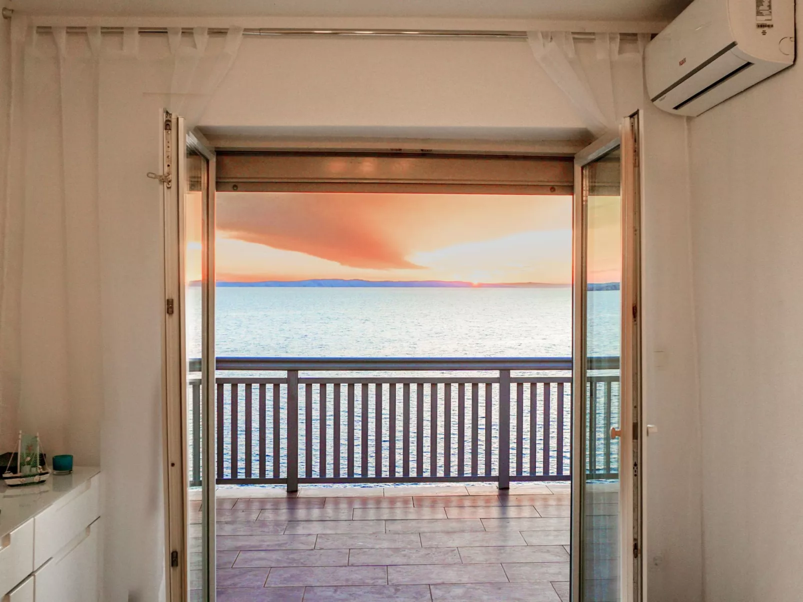 Sunset-Oase am Meer-Drinnen