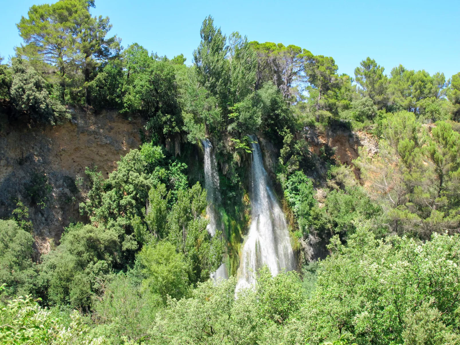 In Sillans-La-Cascade mit Garten-Umgebung