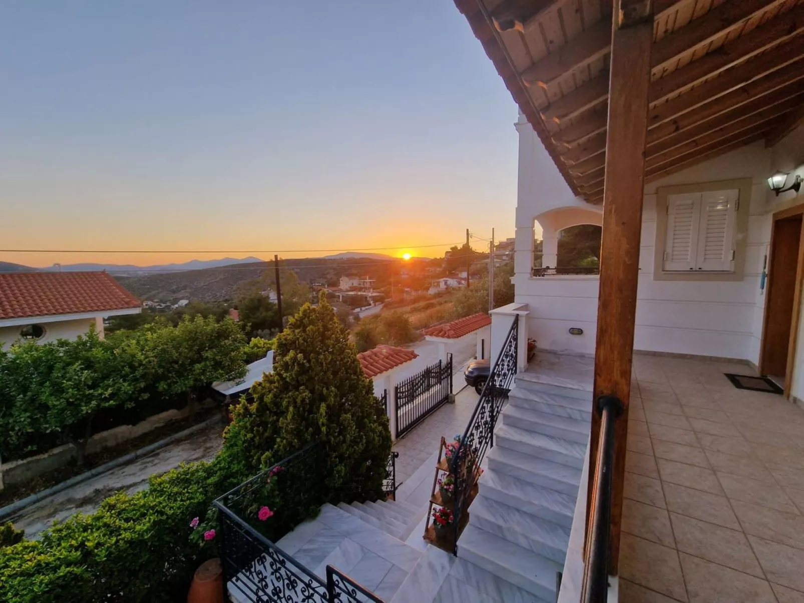 Vollständig umschlossene und großzügig angelegte dreistöckige Ferienvilla mit f-Dehors