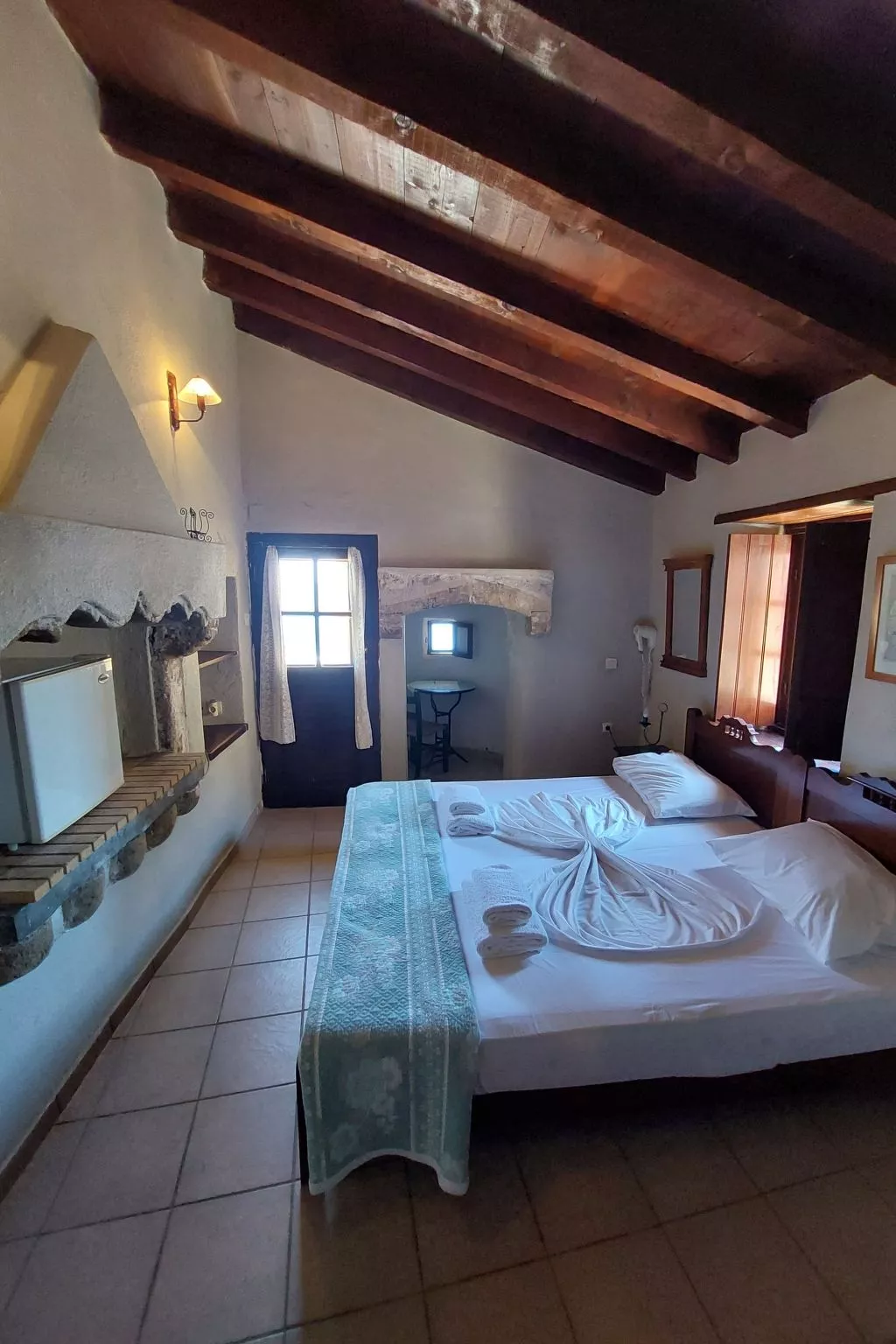 "Goulas" mit Blick auf das Wasser-Drinnen