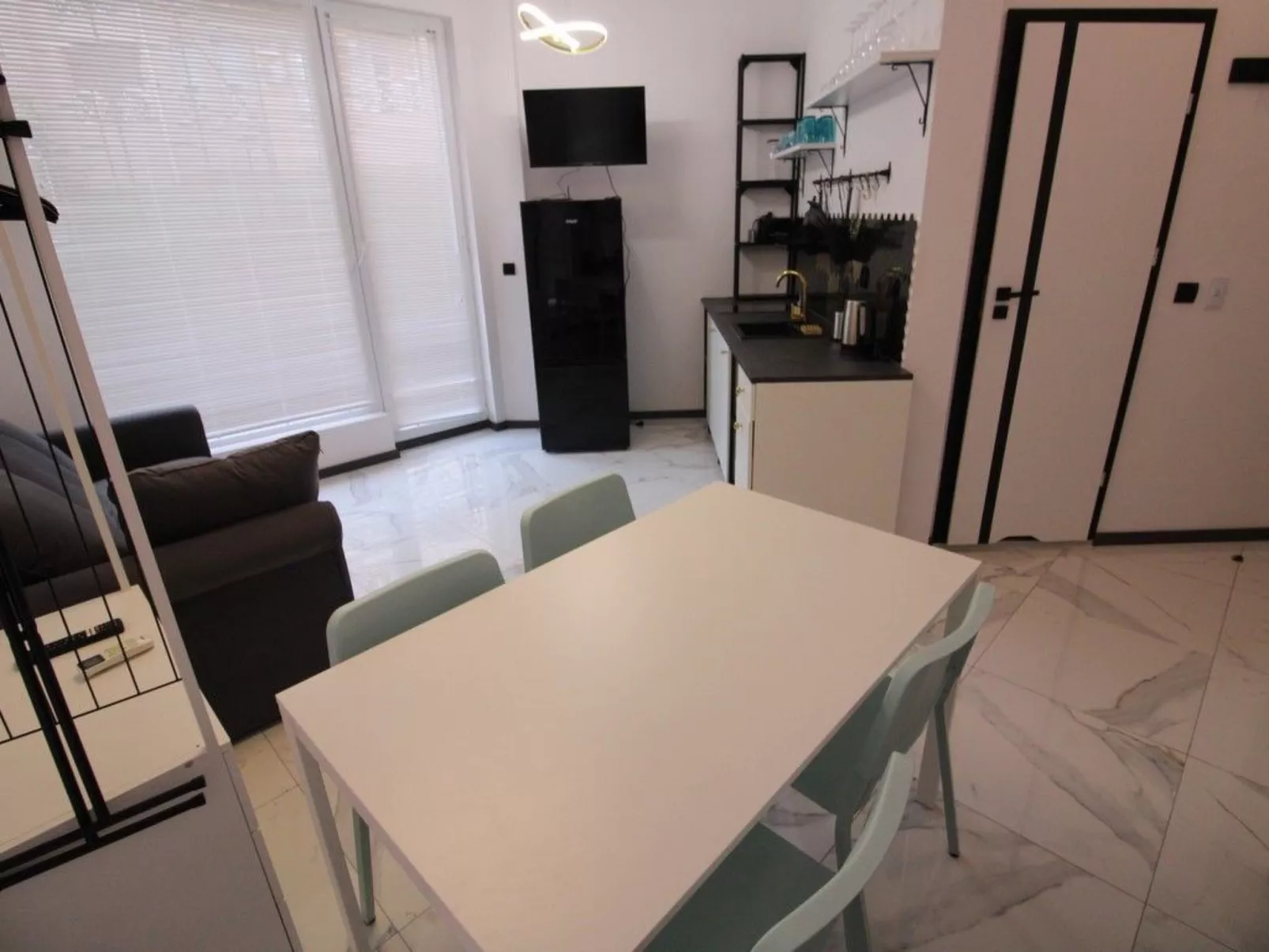 Menada - Sonnentag 6 - Modernes Studio - Drinnen