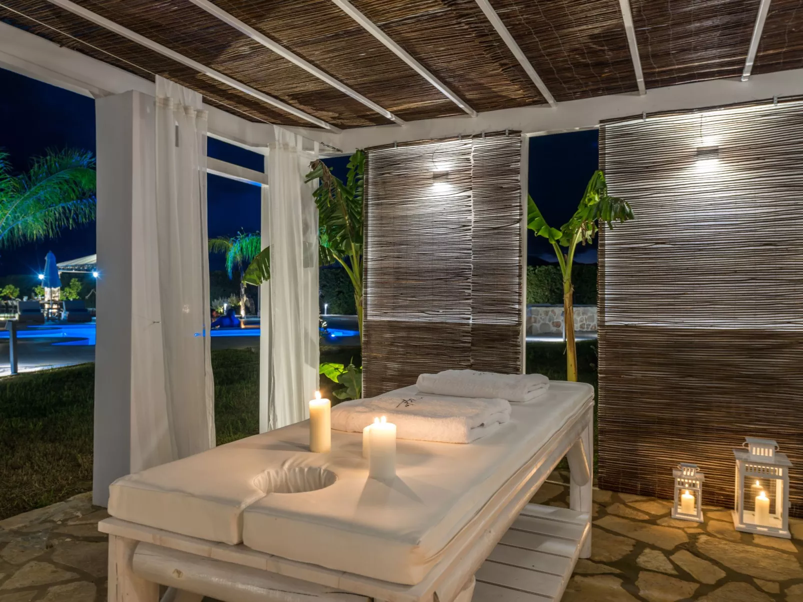 In Arkadii mit Außenpool-Drinnen