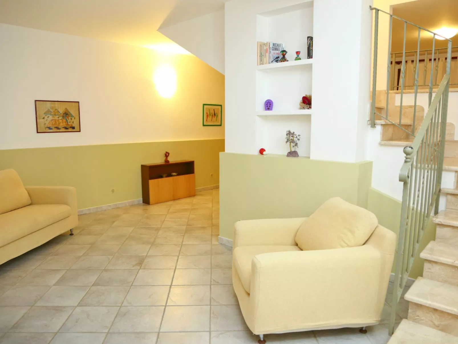 Villa mit Wasserblick-Drinnen