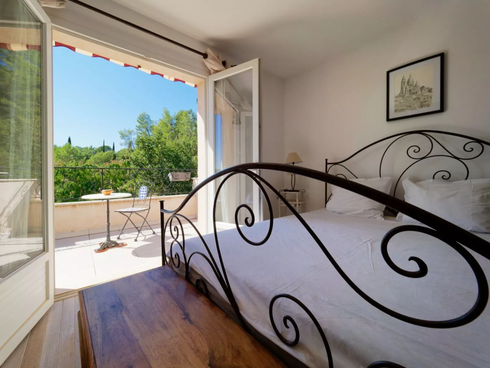 Mit eigenem Pool-Drinnen