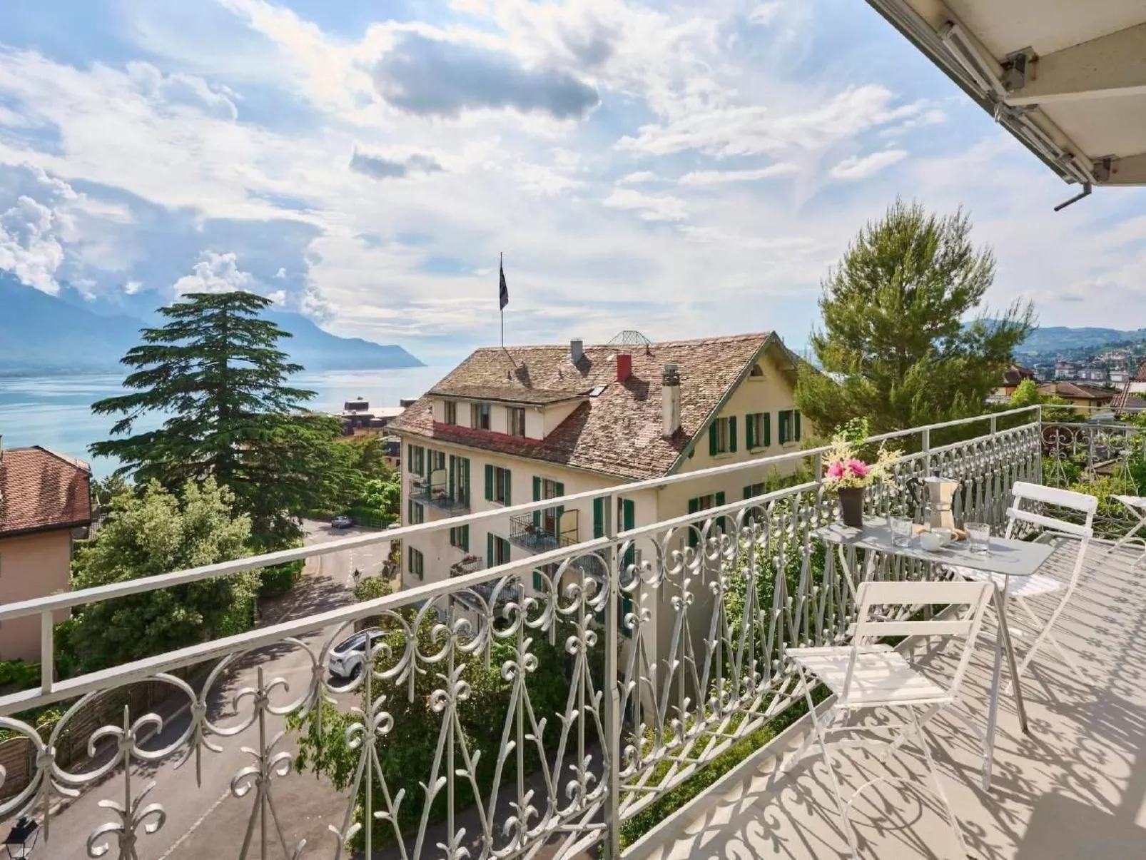 Les Platanes-Outside