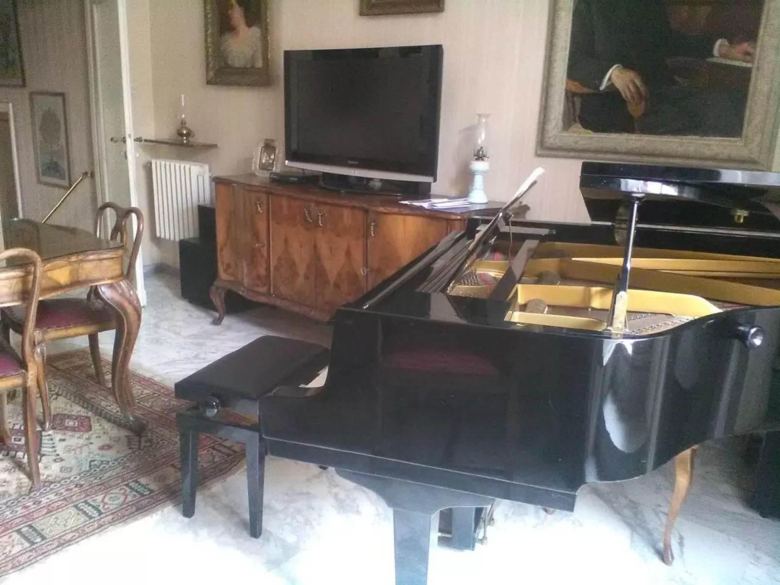 Nahe Rom mit Terrasse und einem Flügel-Inside