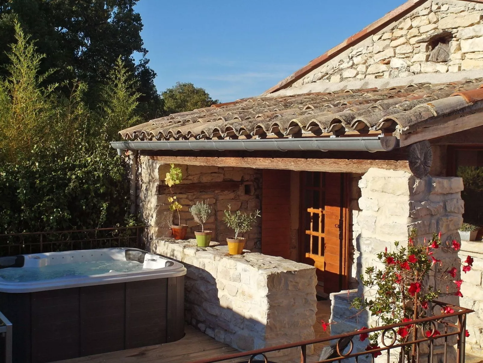 Domäne "Pavillon Mathéo" mit Infinity-Pool-Image-tags.info