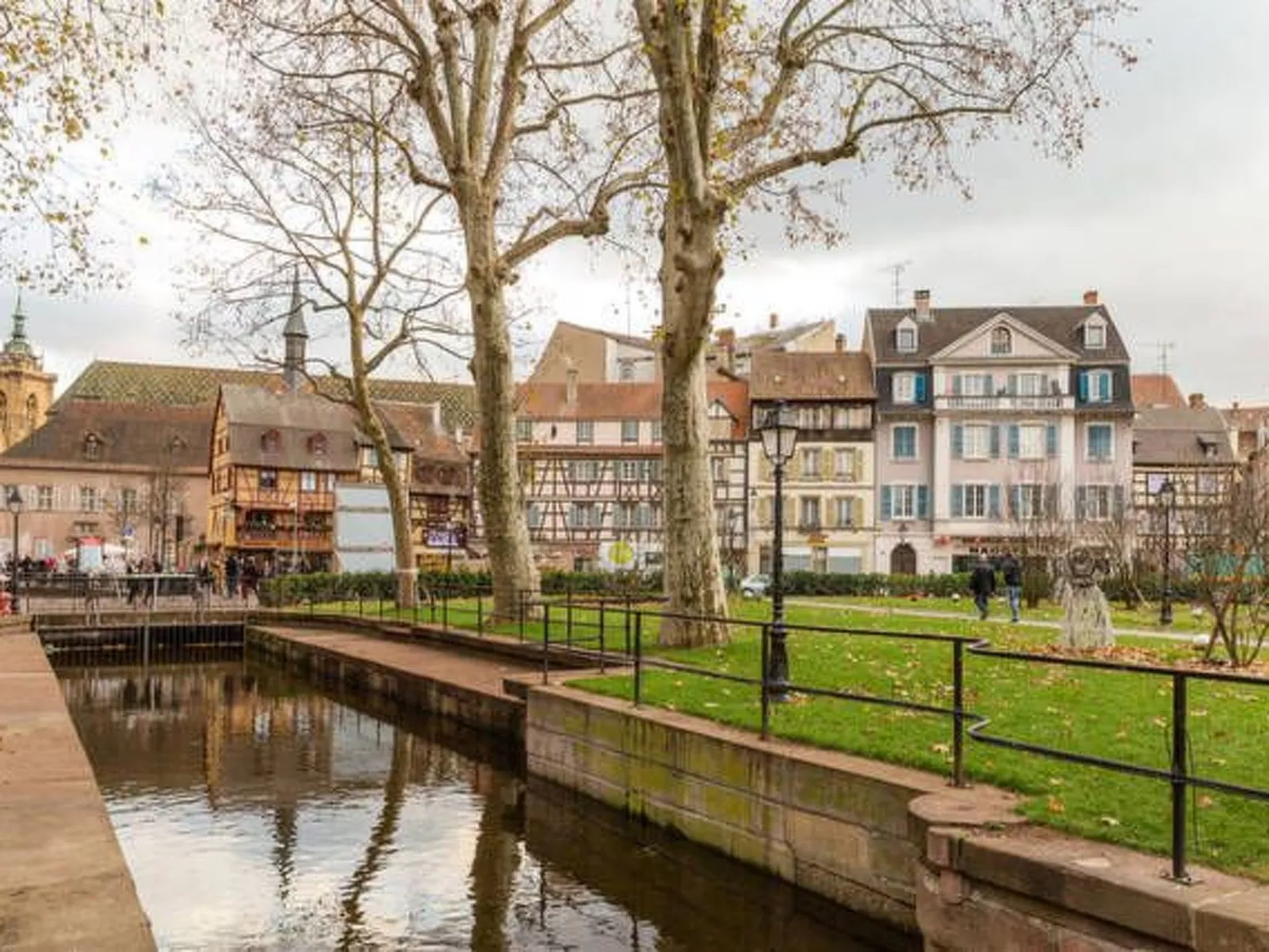 Mit zwei Garagenstellplätzen-Image-tags.info