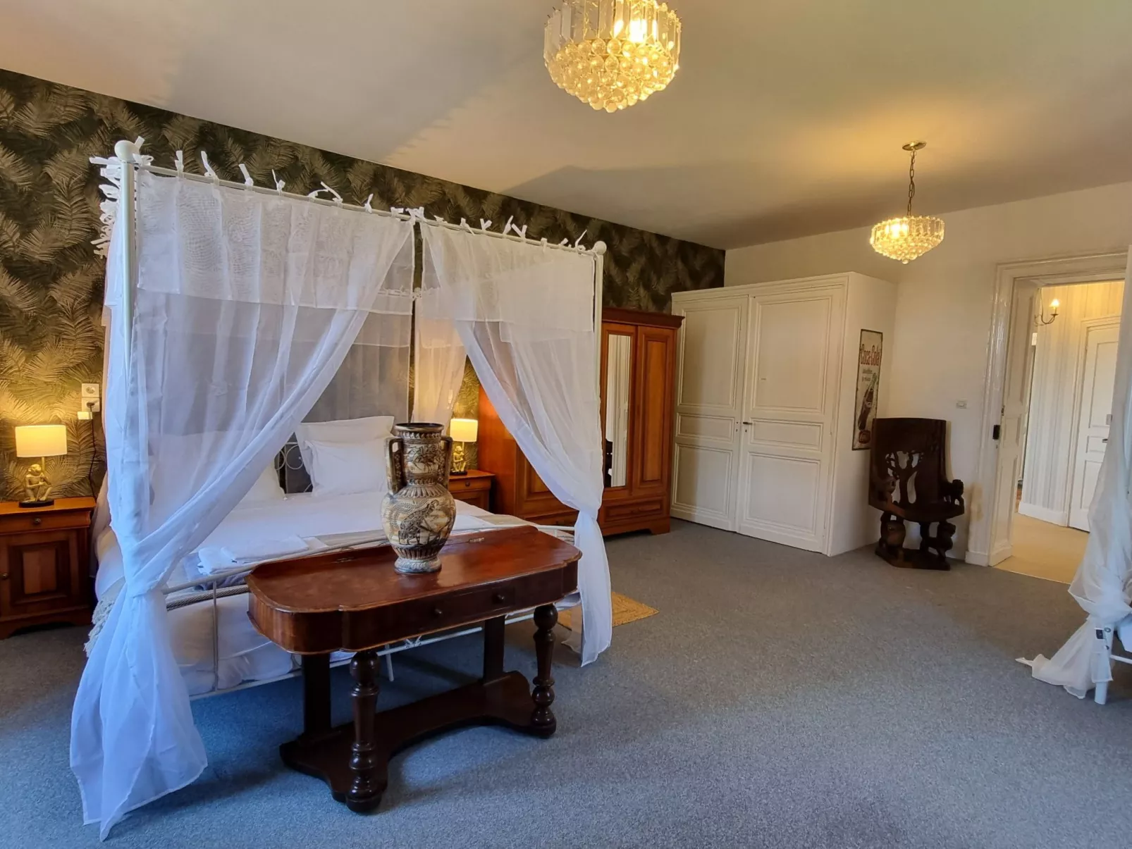 8-Zimmer-Schloss mit Pool und eigenem Park-Image-tags.info