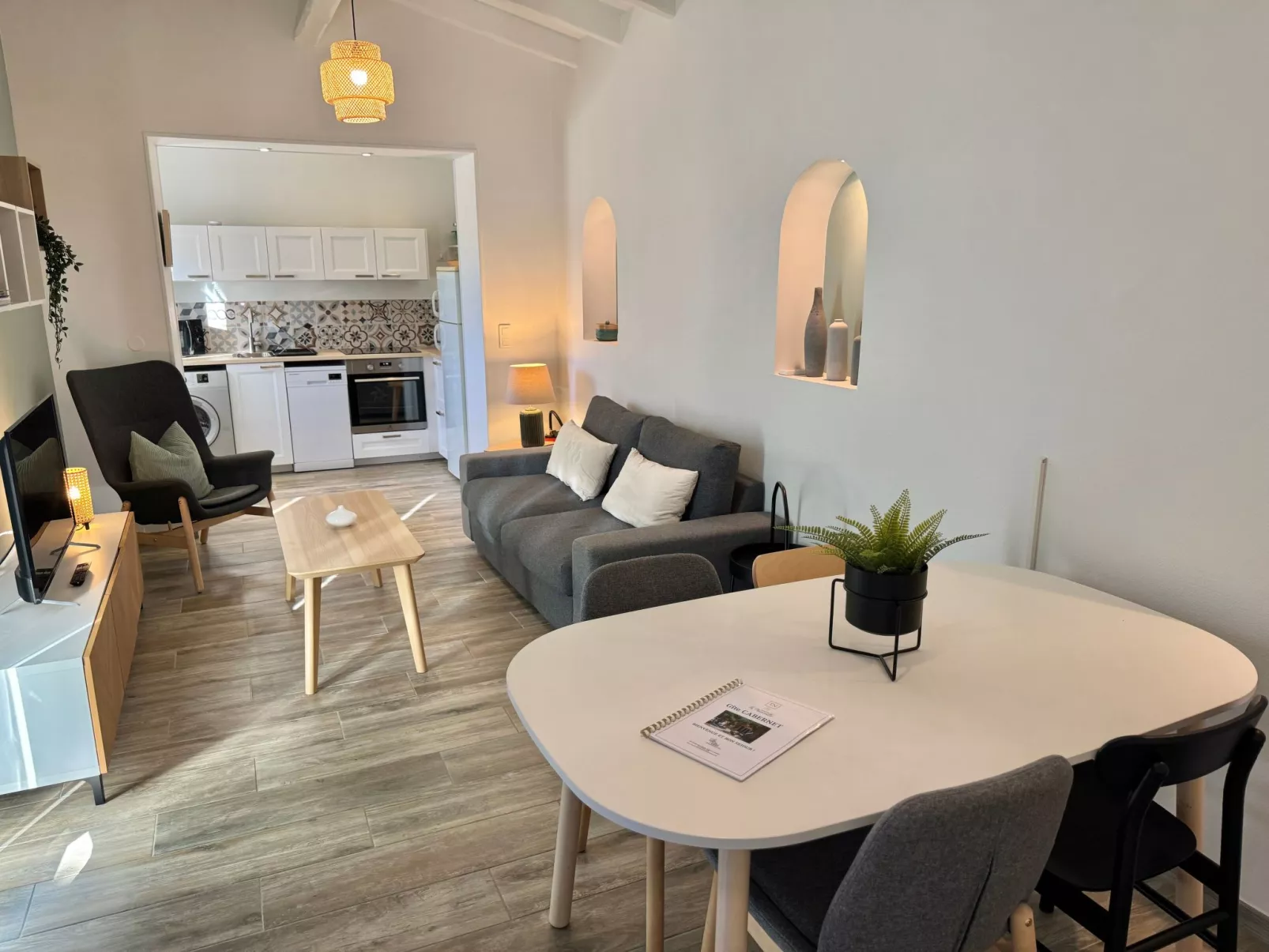 Im Herzen eines Weinguts, schattige Terrasse mit Meerblick, Pool - Drinnen