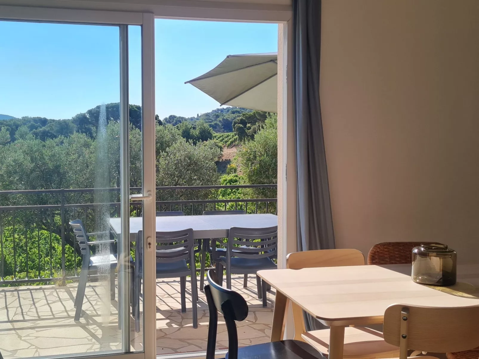 Im Herzen der Weinberge, schattige Terrasse umgeben von Grün, Pool - Drinnen