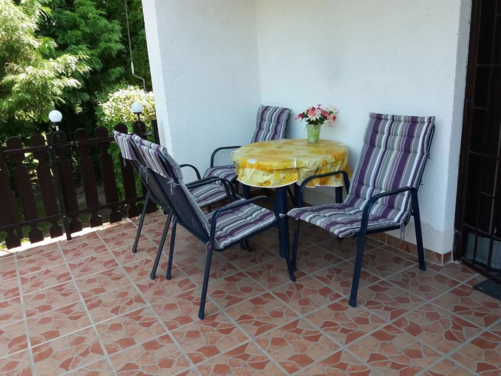 Appartement mit Terrasse-Dehors