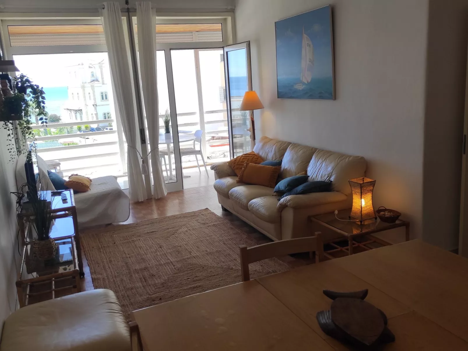 "Peixes" mit Blick auf das Wasser-Drinnen