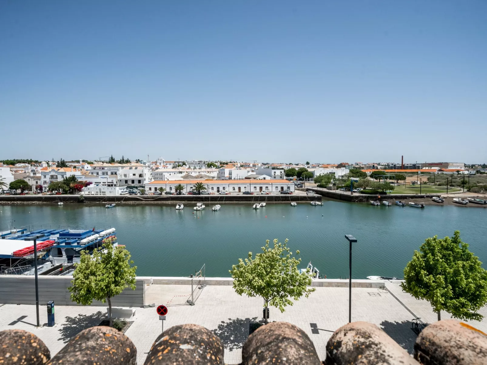 Haus am Flussufer-Draußen