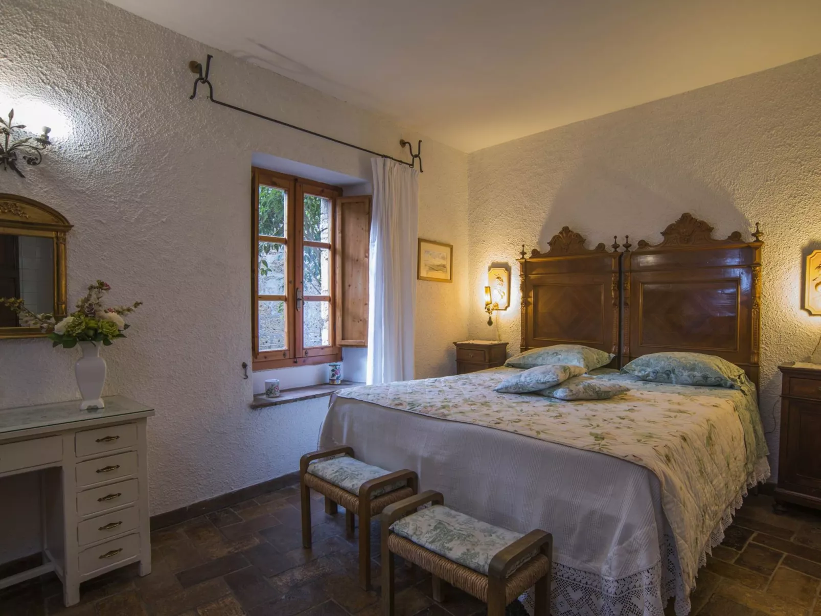 Charmante Schlossunterkunft mit Schwimmbad-Dedans