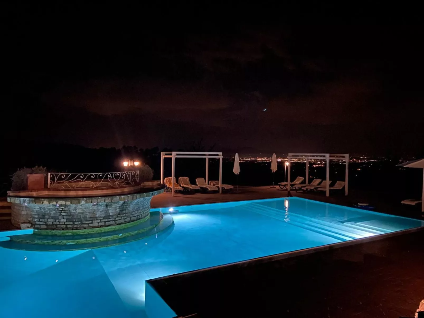 Für 10 Personen und 4 Kinder in Chianni, Toskana (Provinz Pisa)-Outside