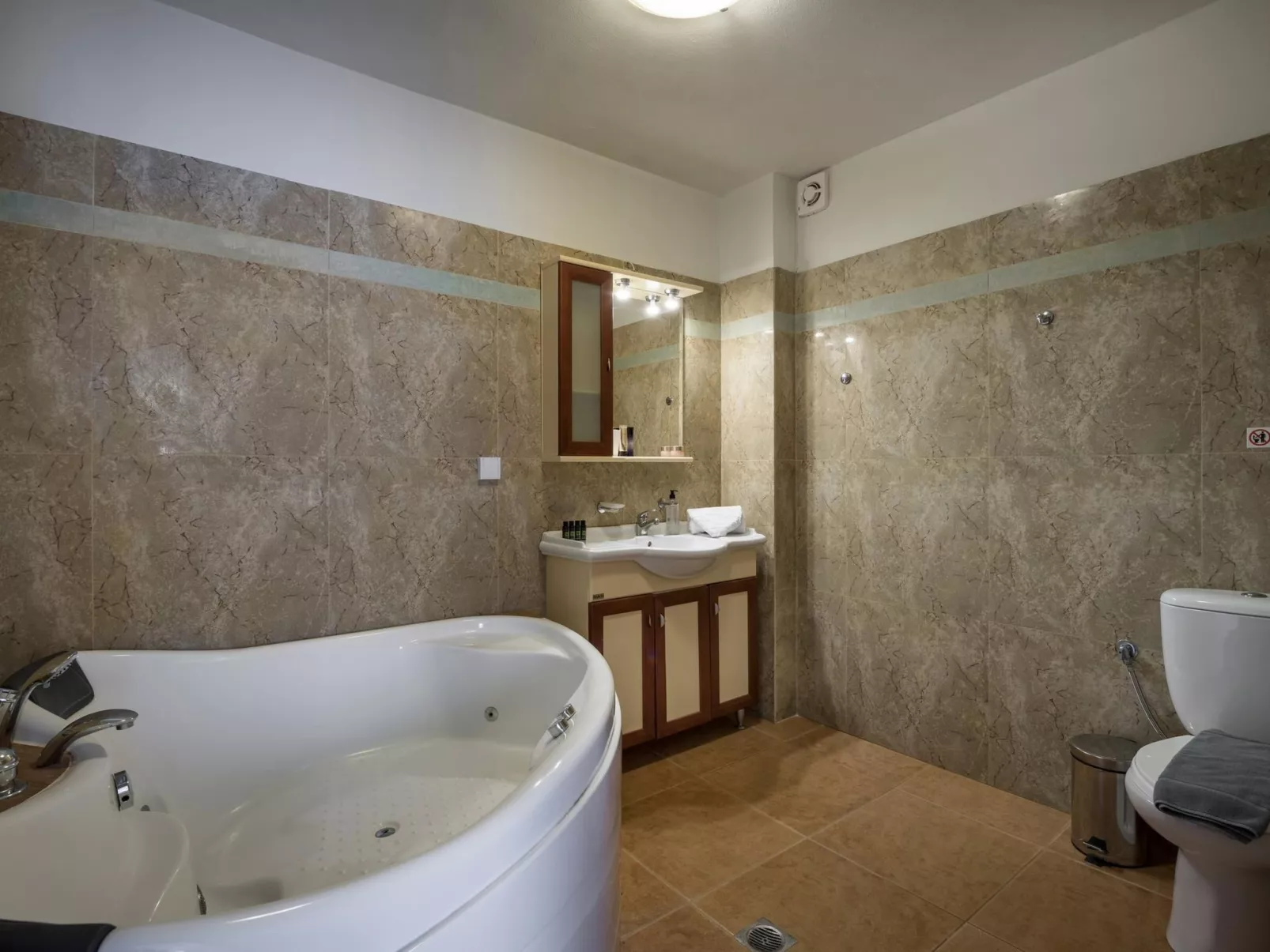 Luxuriöse Villa in Strandnähe mit Blick auf den privaten Pool-Image-tags.info