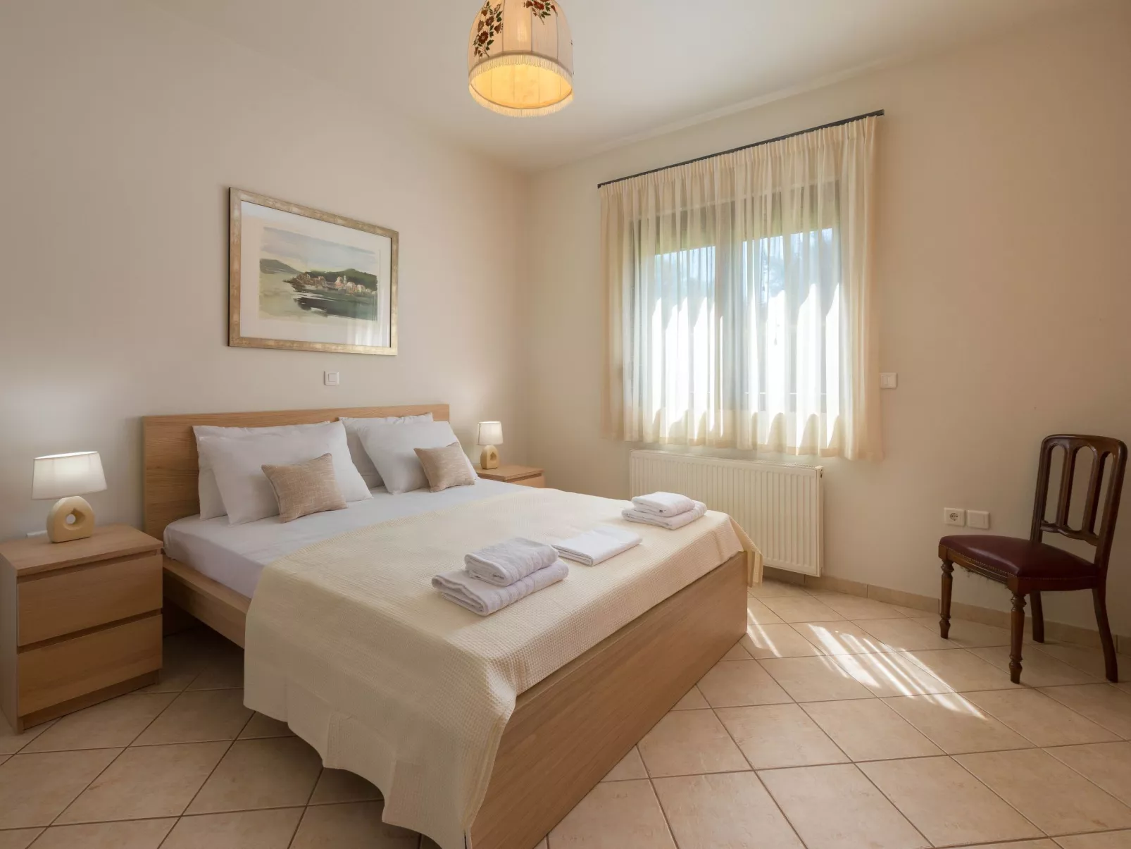 In Sgourou mit Parkplatz, Blick ins Grüne-Dedans