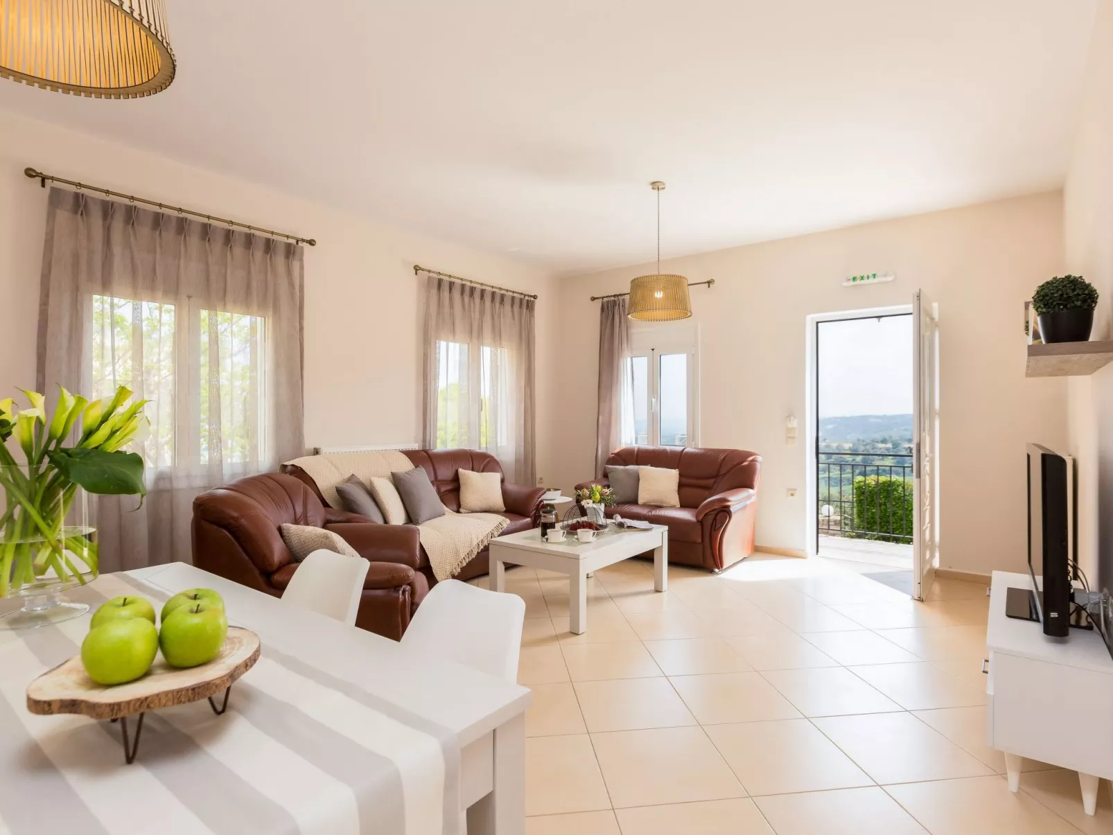 Familienvilla mit Pool, Garten, Spielplatz und BBQ-Dedans