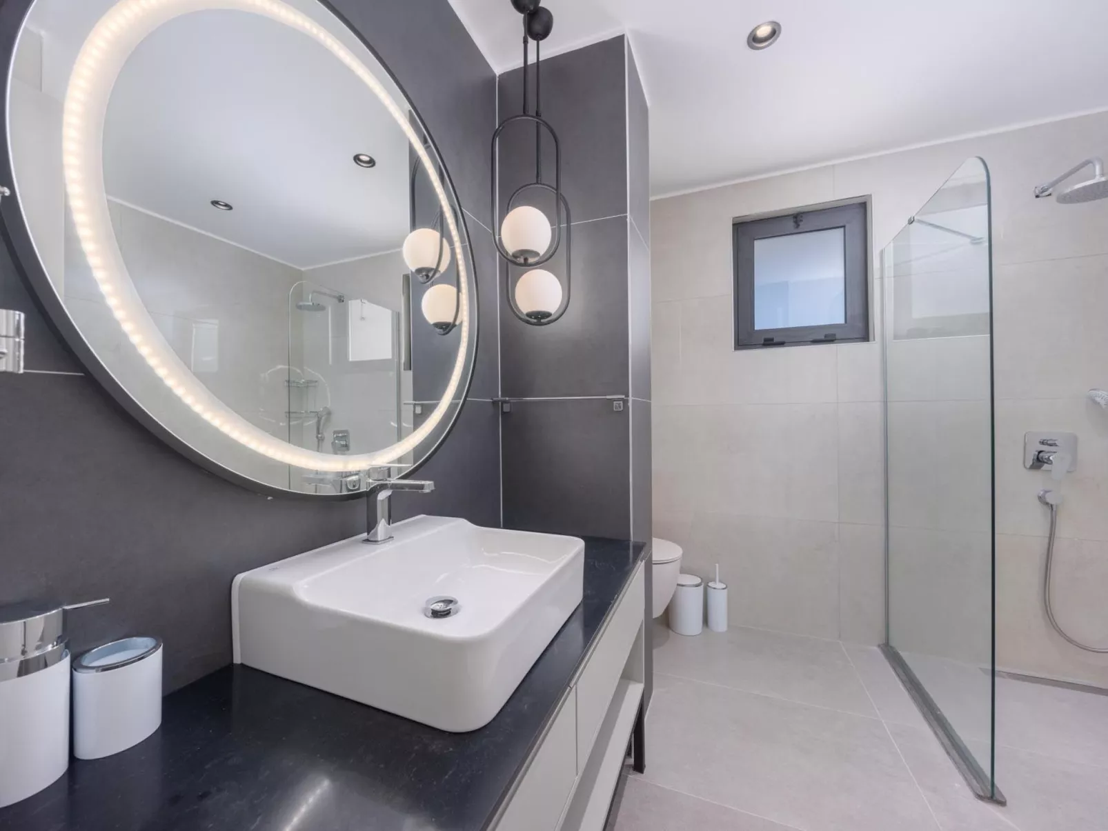 Designvilla mit Pool und spektakulärer Aussicht-Inside