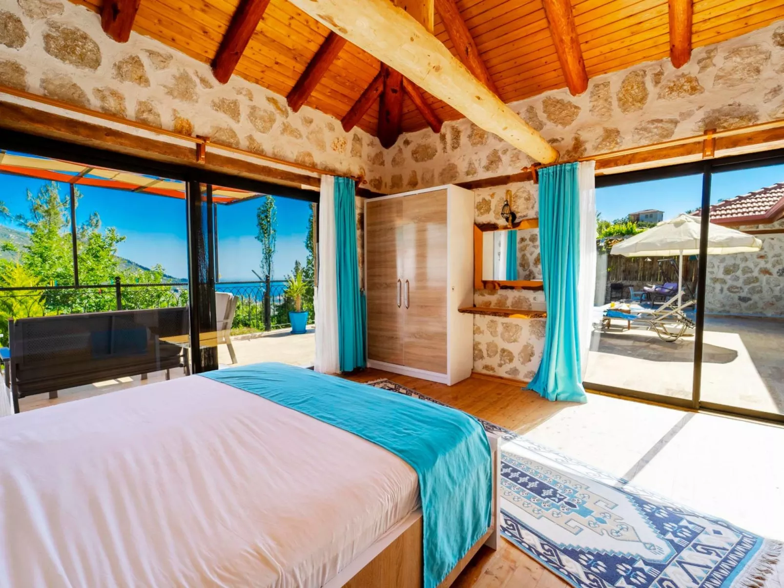 Rustikale Natursteinvilla mit Bergblick in Kalkan-Inside