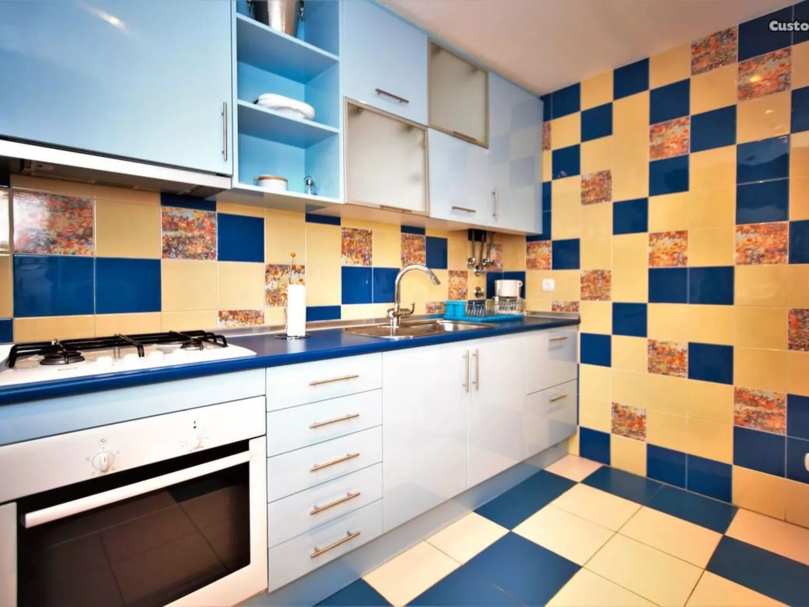 Zwei-Bett-Apartment mit großem Pool-Dedans