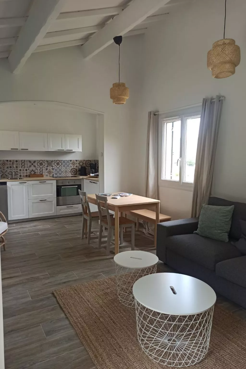 Im Herzen der Weinberge, schattige Terrasse umgeben von Grün, Pool - Drinnen