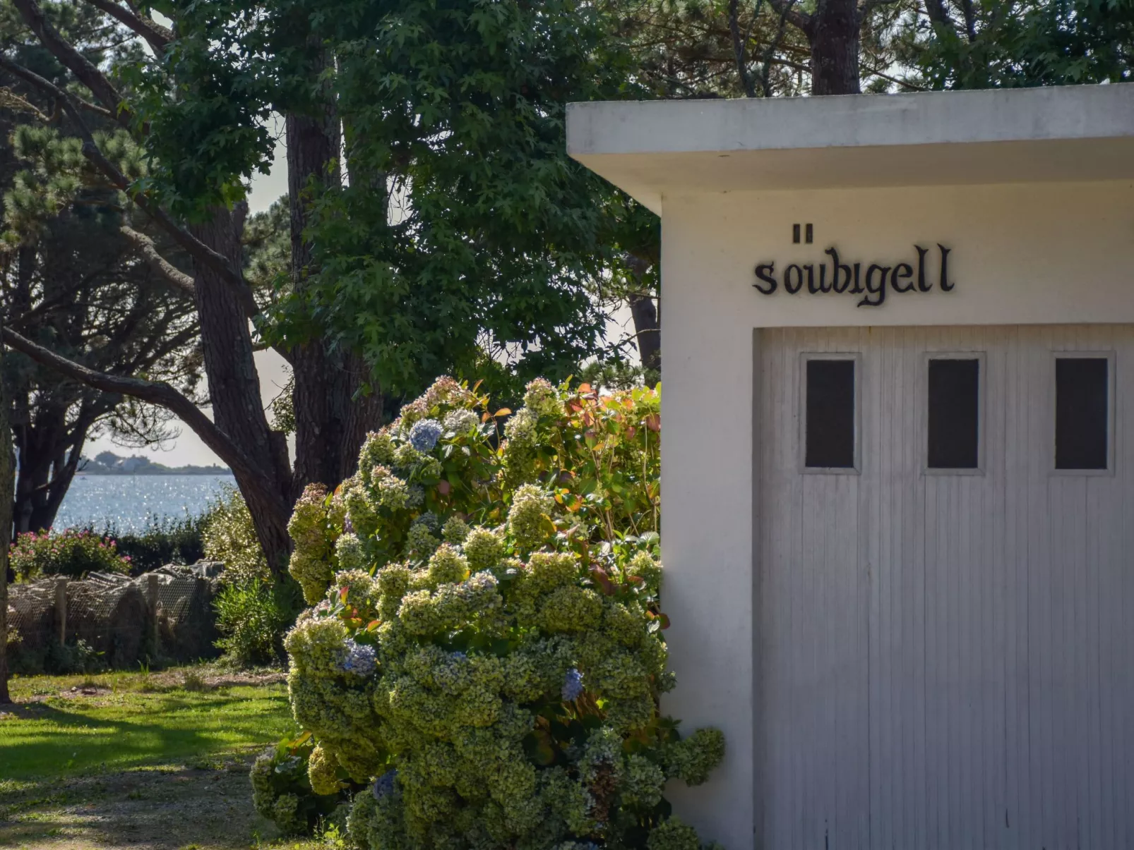 Villa mit großem Grundstück direkt am Mer-Draußen