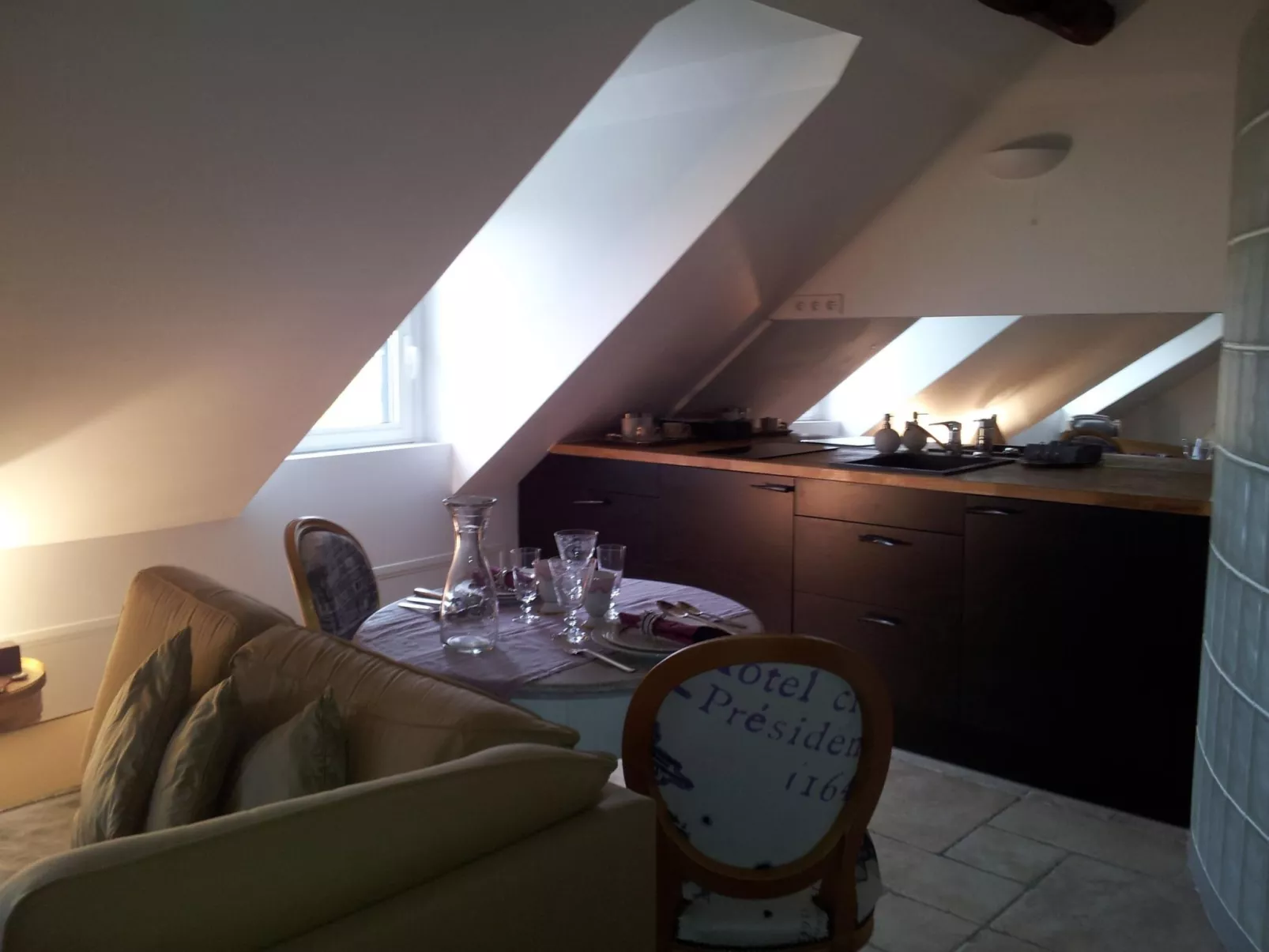 Schöner romantischer Blick auf die Seine-Drinnen