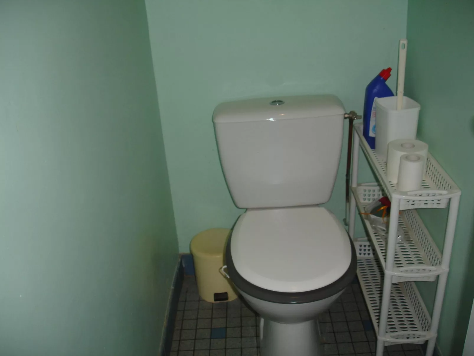 "Pavillon" mit eigenem Parkplatz-Drinnen