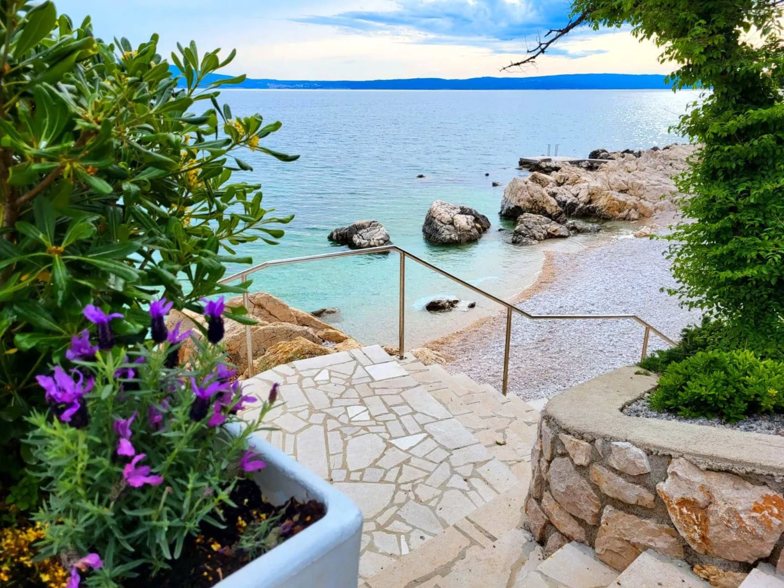 "Bribirska Obala" direkt am Strand-Draußen