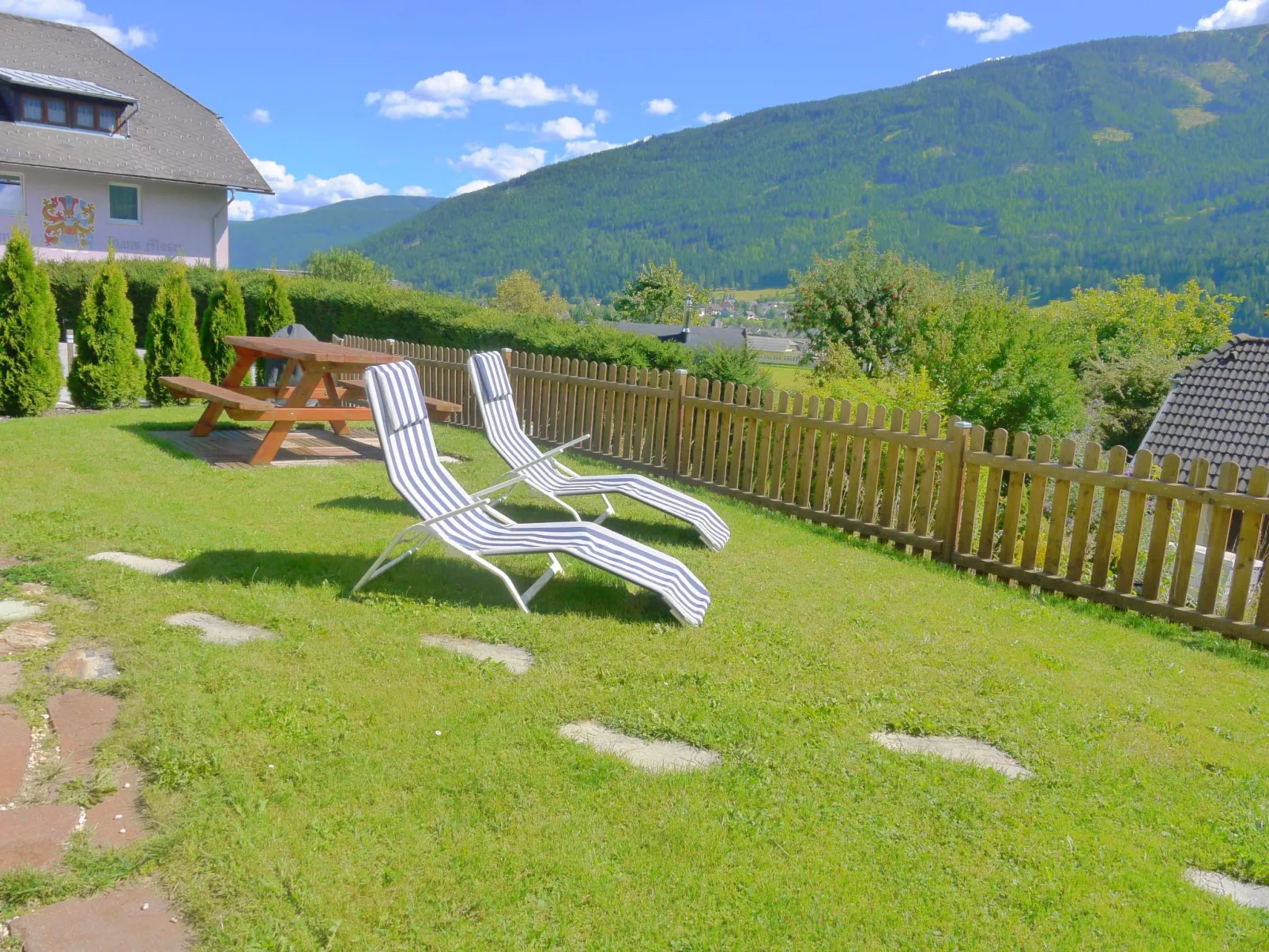 Geräumiges Apartment mit Panoramabergblick-Outside