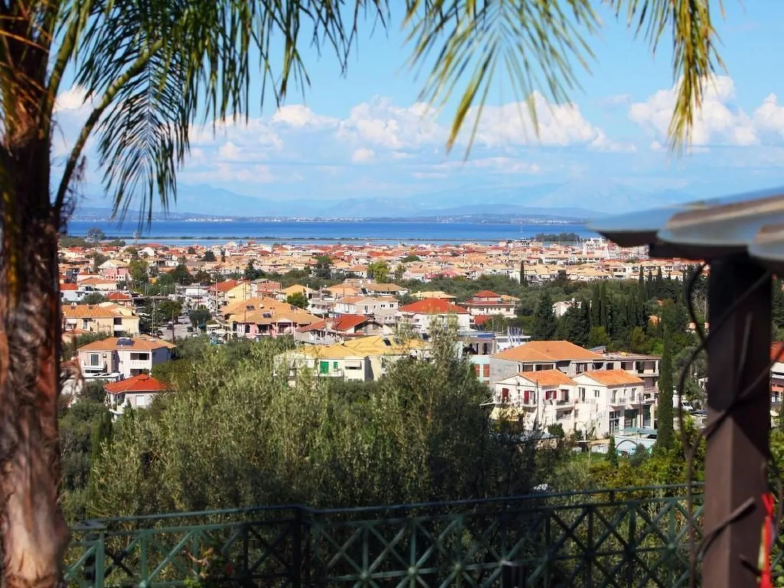 "Alea Resort" mit eigenem Pool-Outside