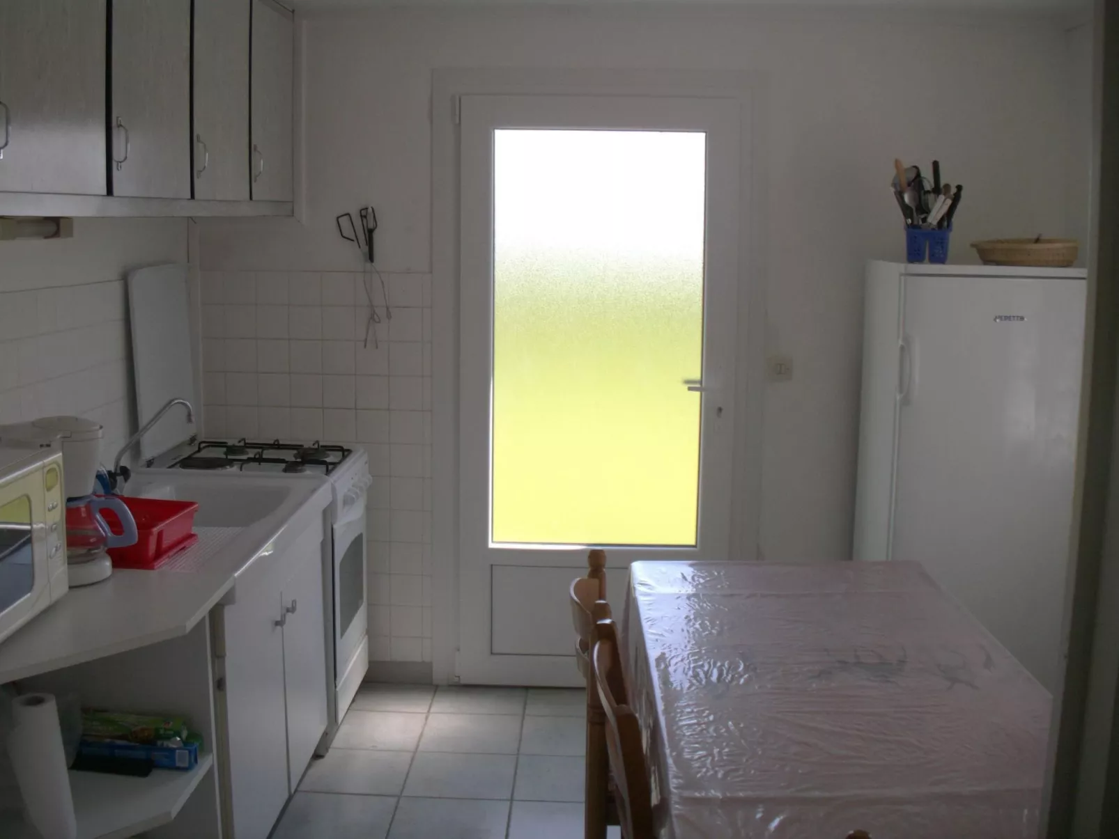 Mit Blick auf das Wasser-Dedans