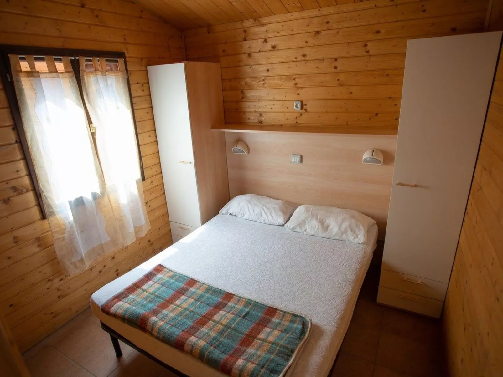 Bungalow aus Holz mit Veranda und nah am Strand.-Dedans