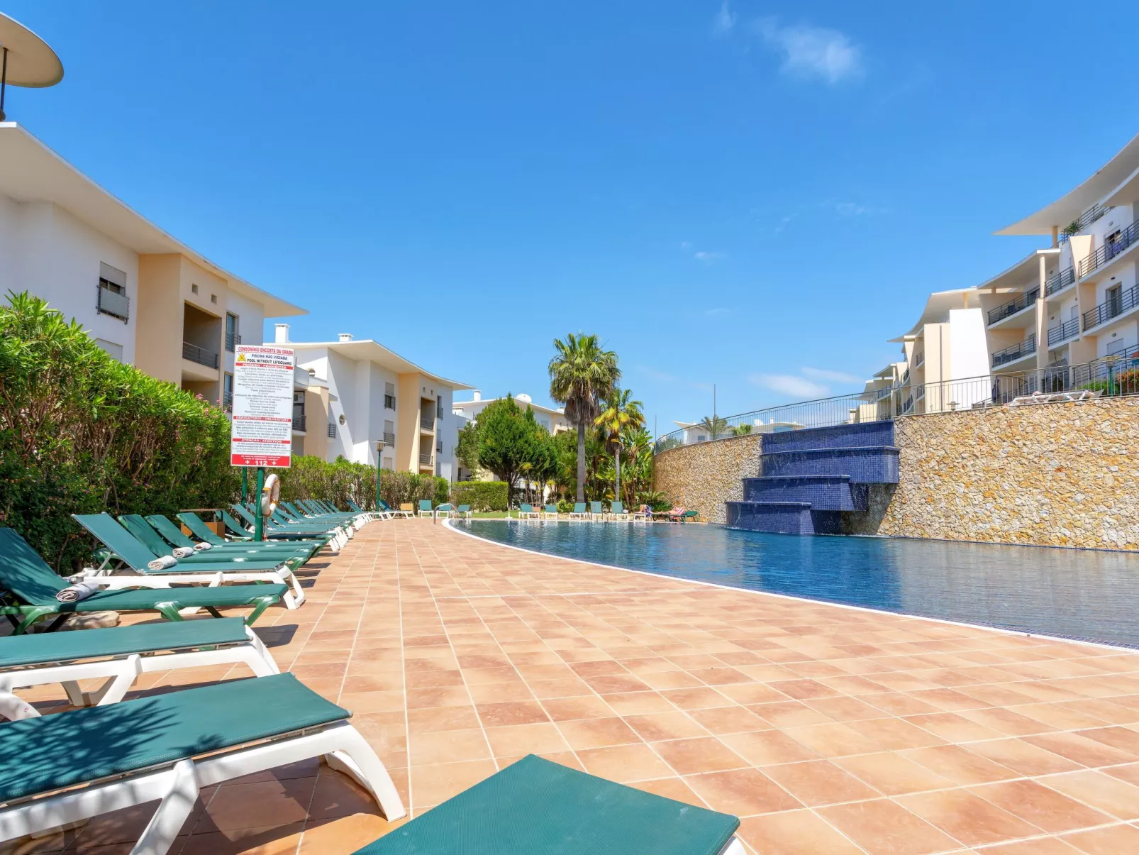 BnB Homes Wohnung mit Terrasse und Schwimmbad-Draußen