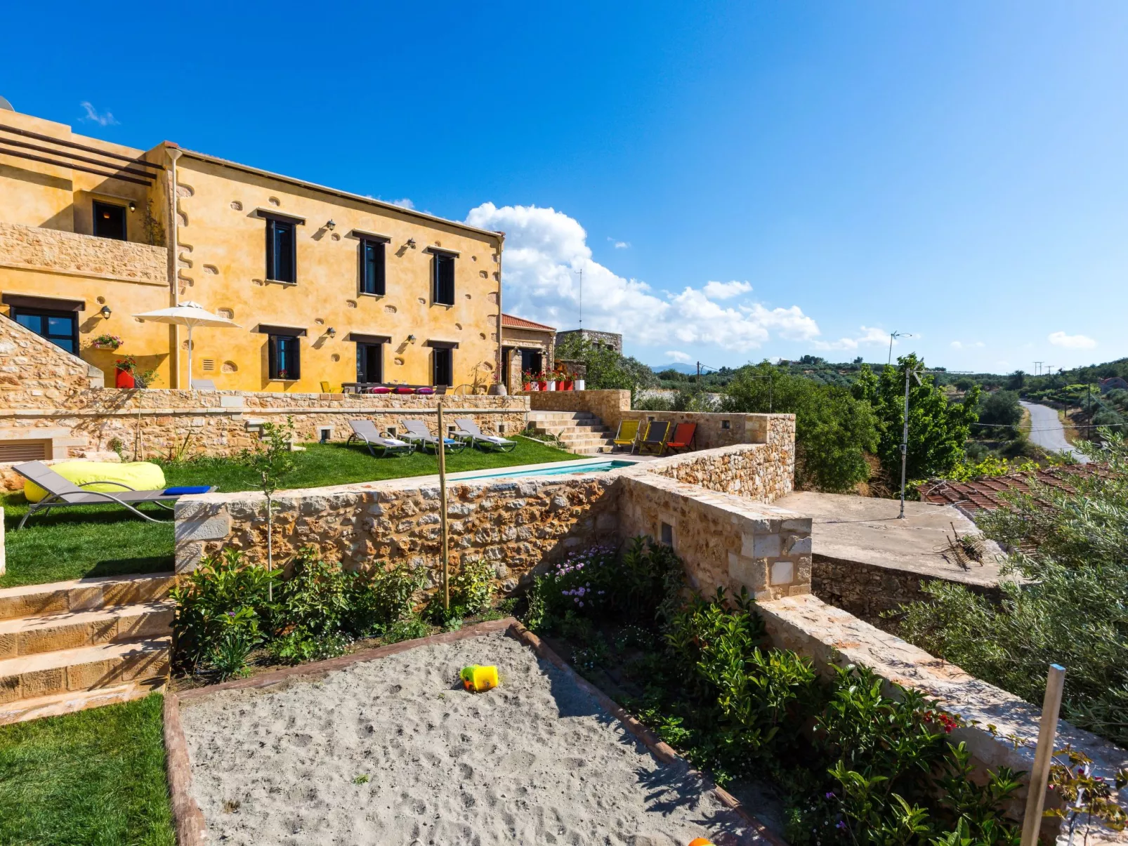 Freistehendes Ferienhaus mit großem Pool-Draußen