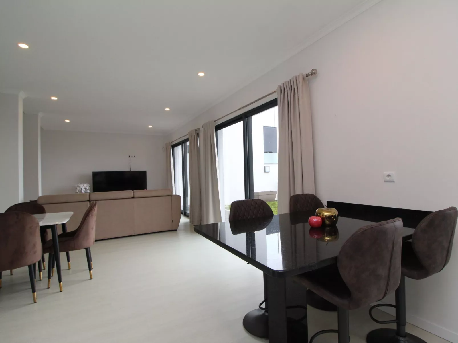 Ferienvilla mit eigenem Pool-Dedans