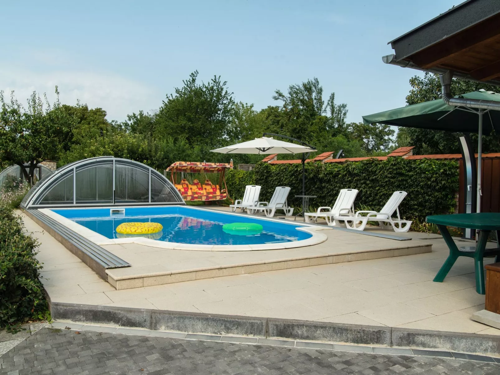 Mit Swimmingpool für 10 Personen-Dehors