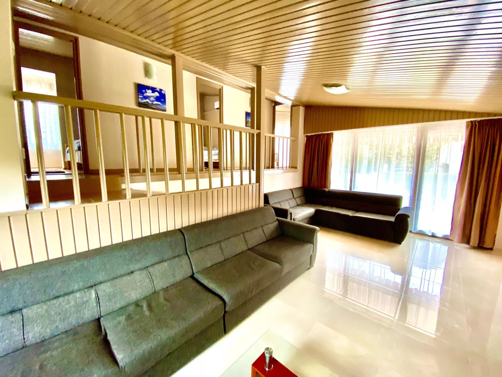 Großes Ferienhaus in Siófok mit Privatem Pool-Drinnen