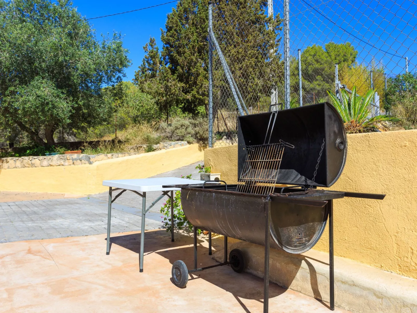 Großes Haus mit Schwimmbad und Barbecue-Draußen