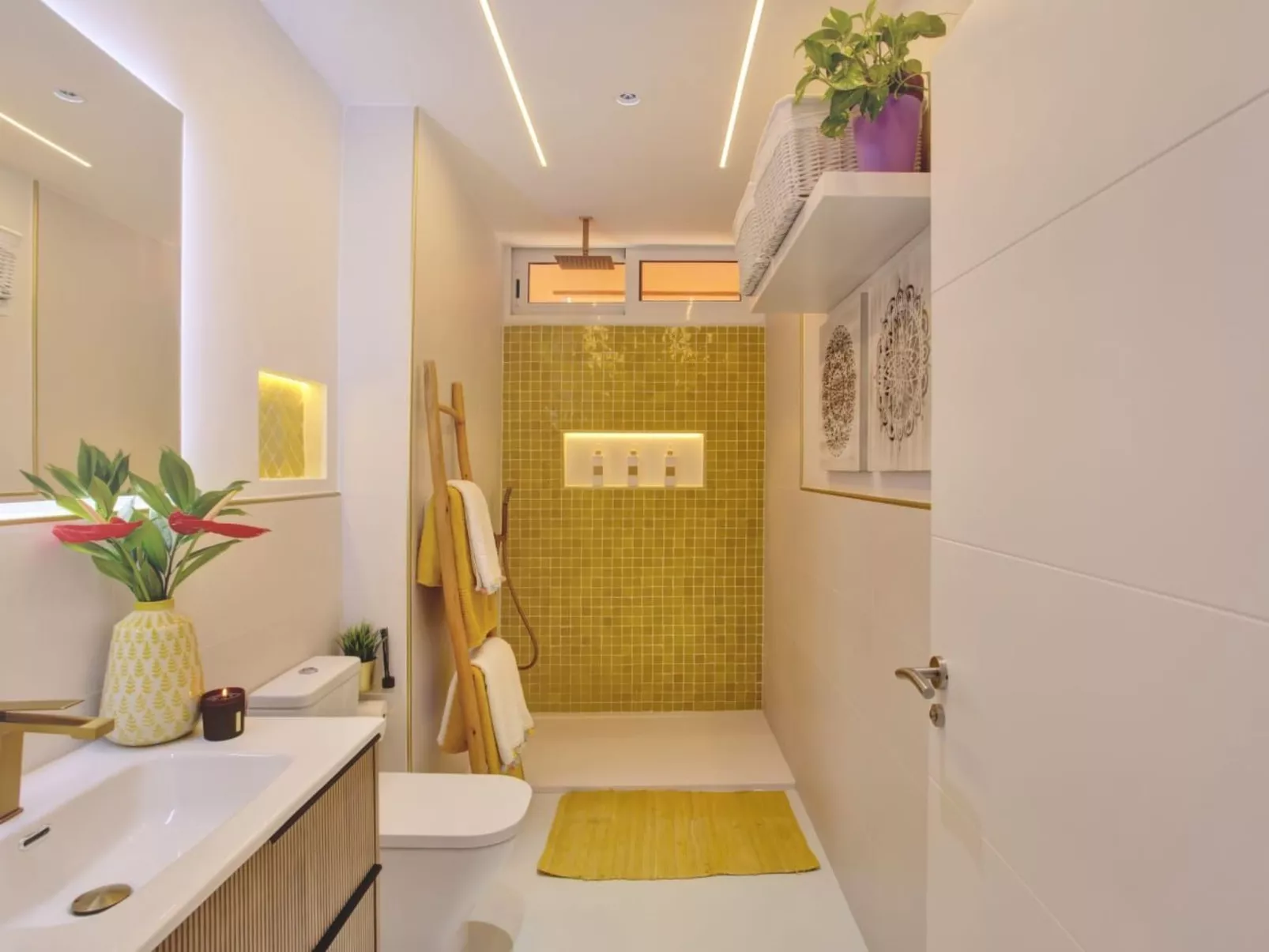 Luxuriöser Rückzugsort mit direktem Meerzugang und Pool-Inside