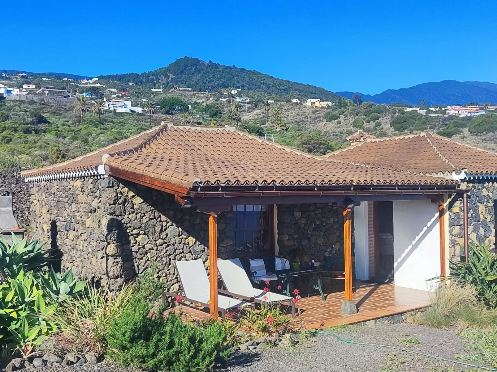 In Monte Breñas mit Grill, Terrasse und Garten-Outside