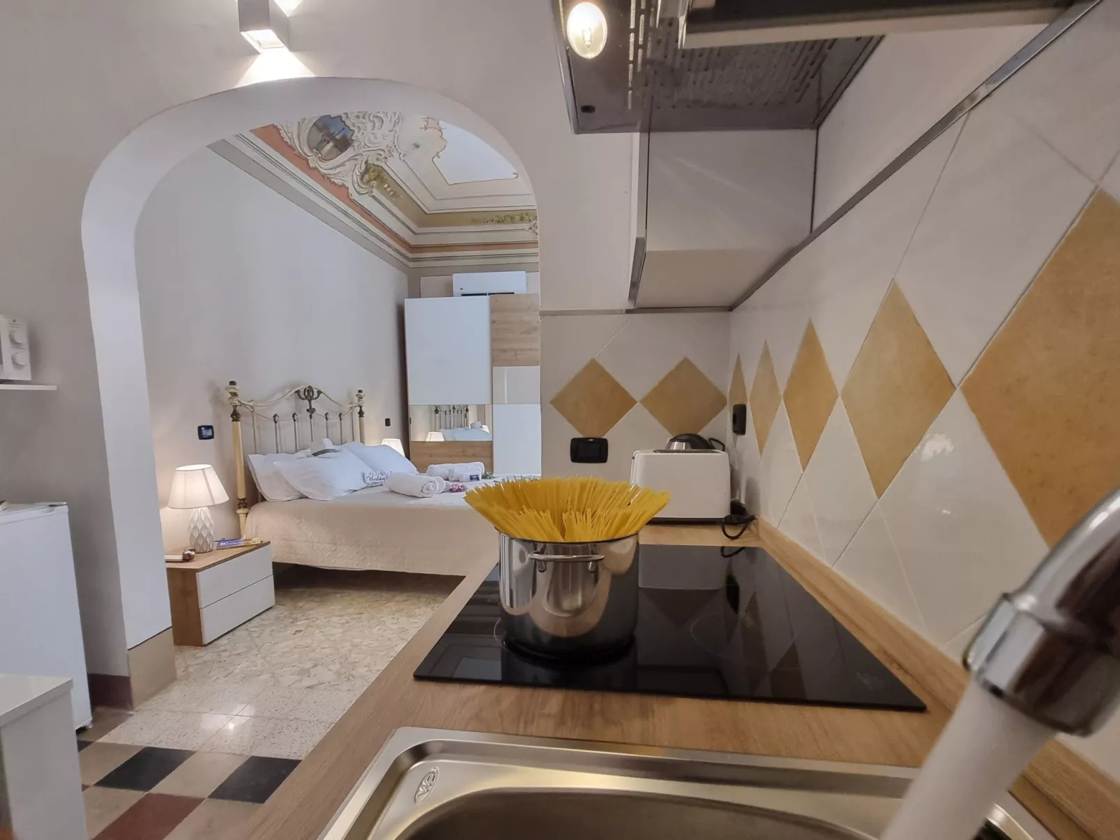 Donna Elisa von Holiday World-Inside