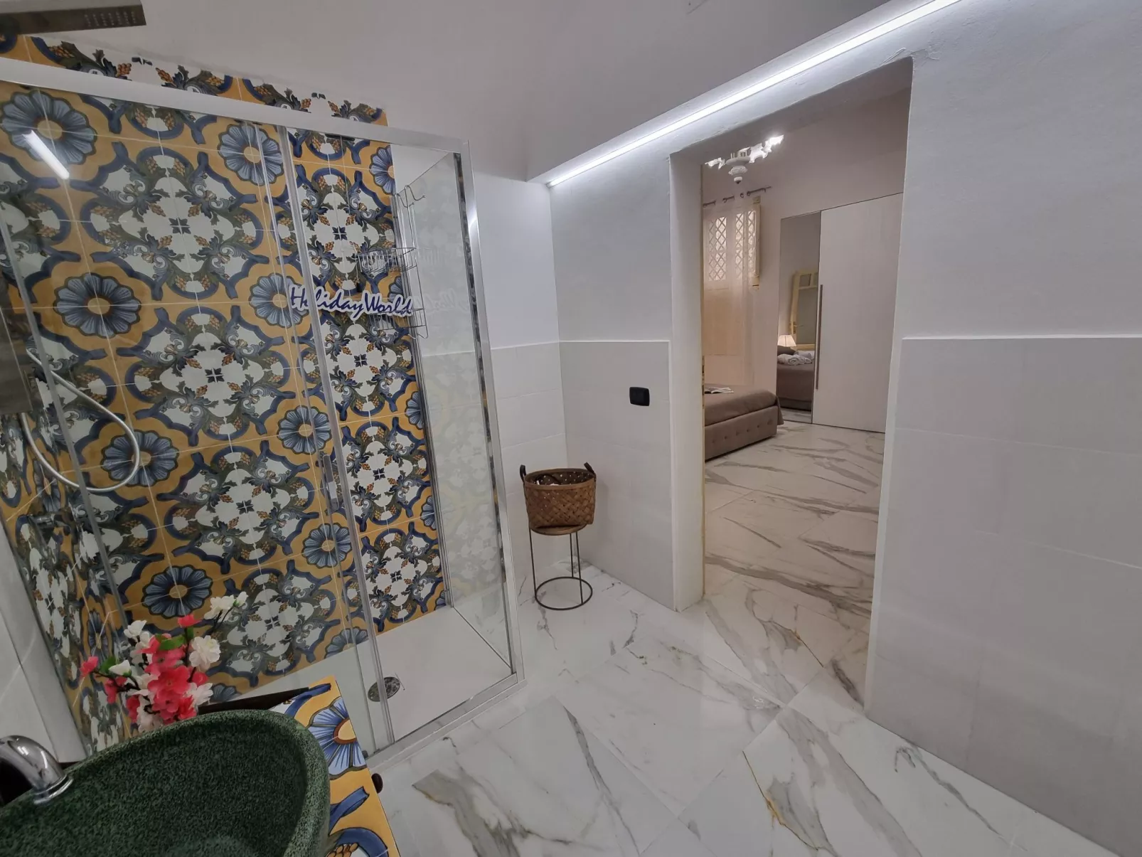 Donna Lidia von Holiday World-Inside