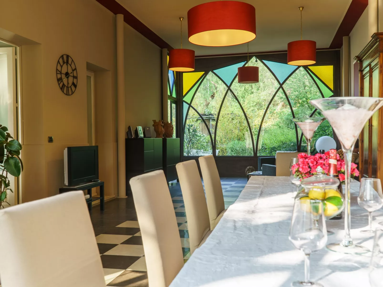 Geräumiges Ferienhaus mit Pool-Inside