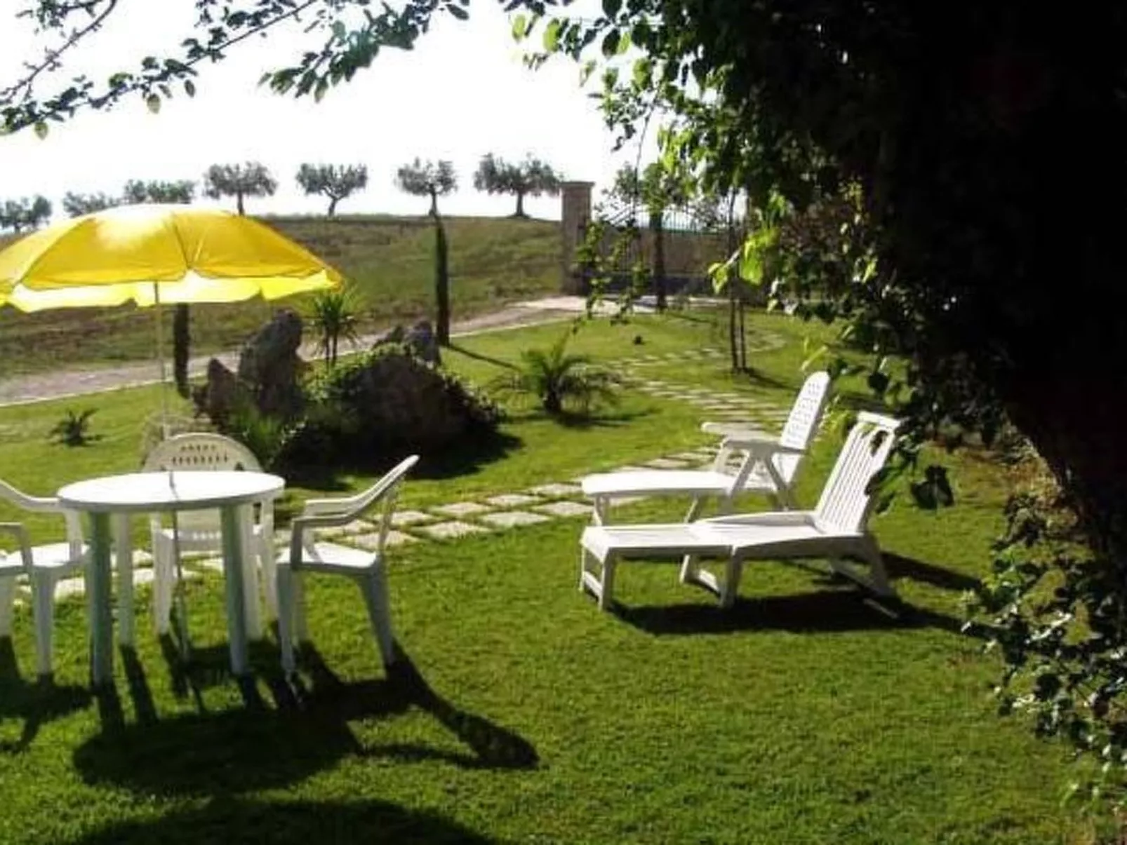 In Notaresco mit Grill und Garten-Draußen