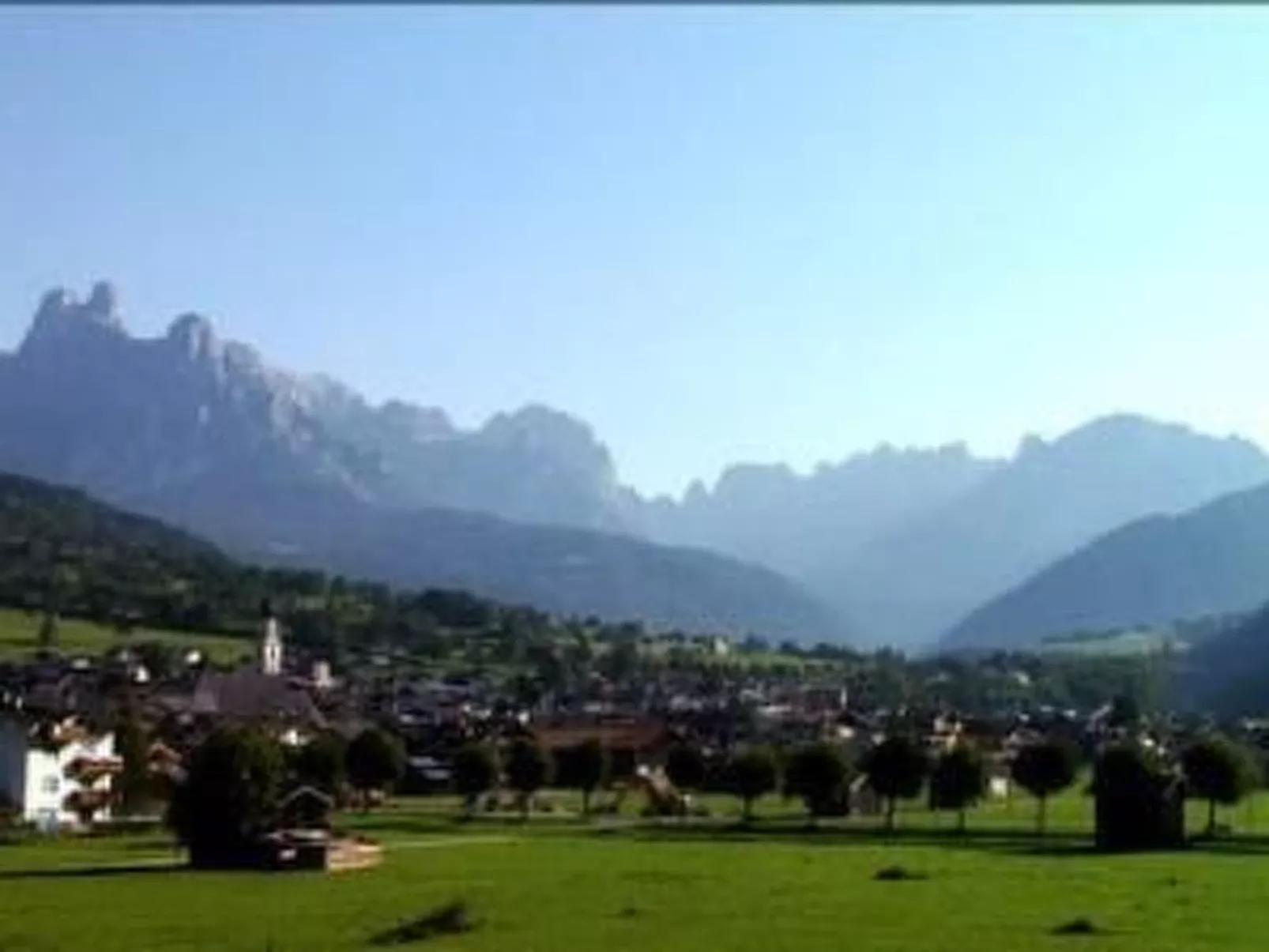 Romantisches Chalet in den Wiesen der Dolomiten-Image-tags.info